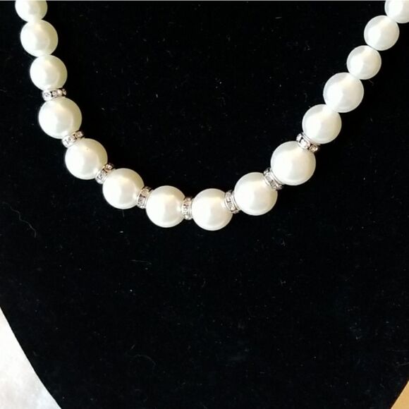 Paparazzi Set Faux Pearls necklace & earrings - Picture 3 of 7